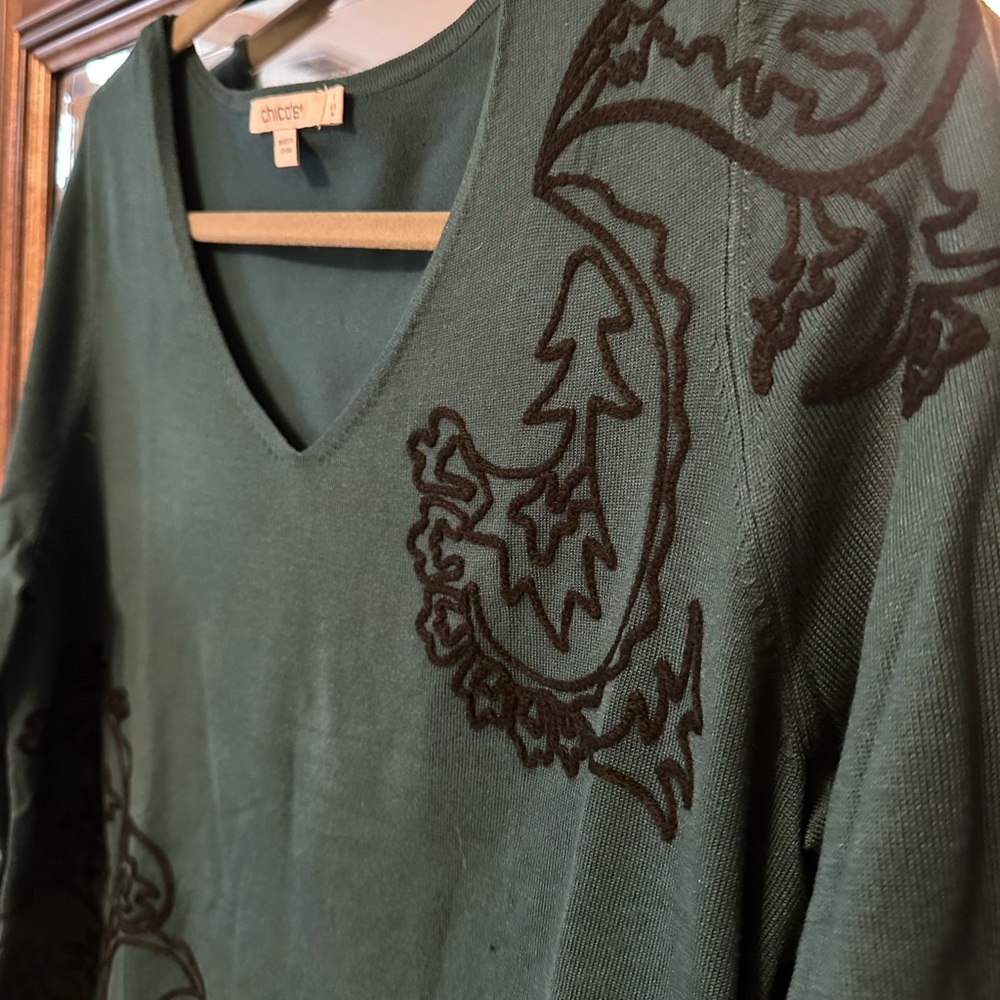 Chico’s Green Embroidered V-Neck Top – Size 1 (M)